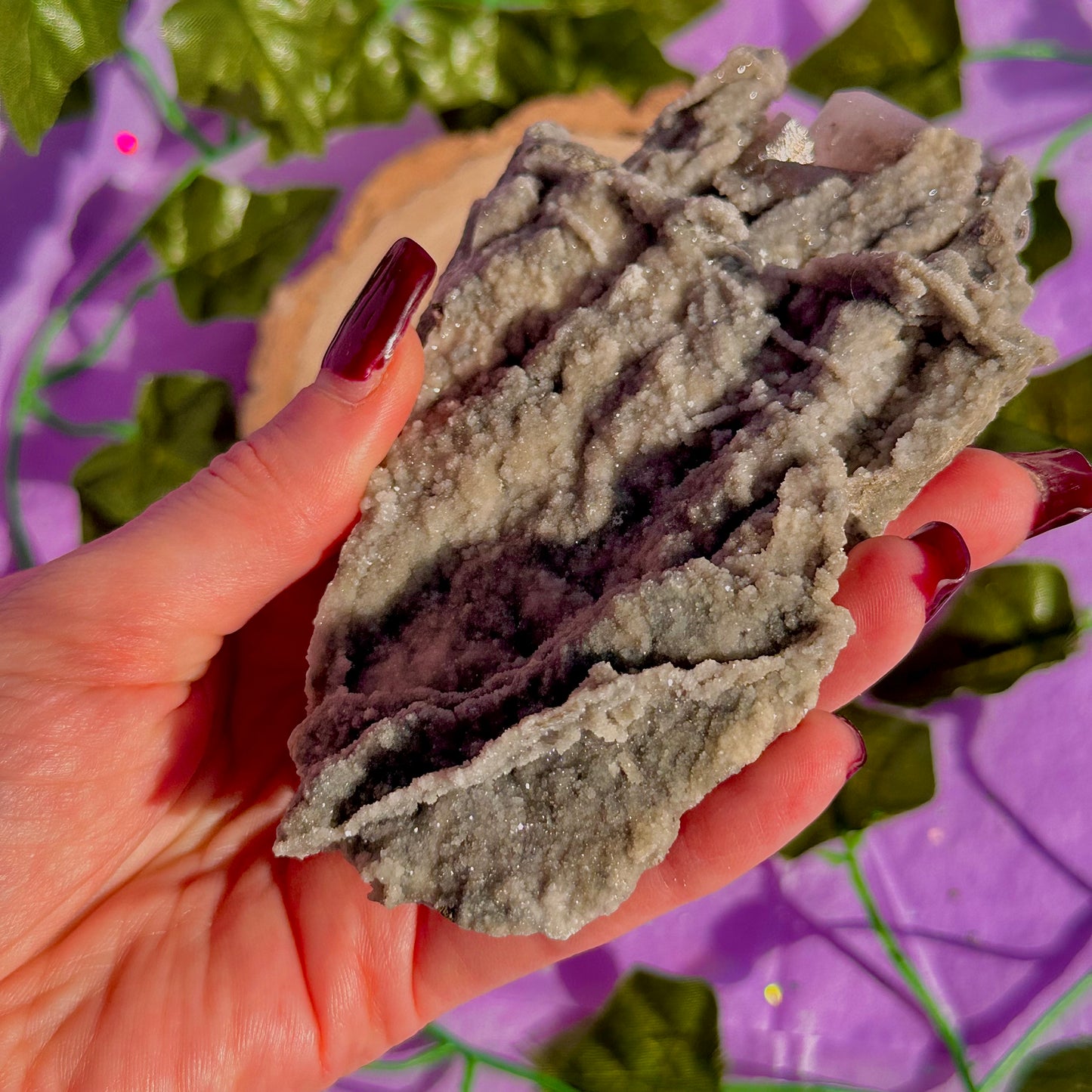 calcite colonnaire UV sur spécimen de quartz drusy D