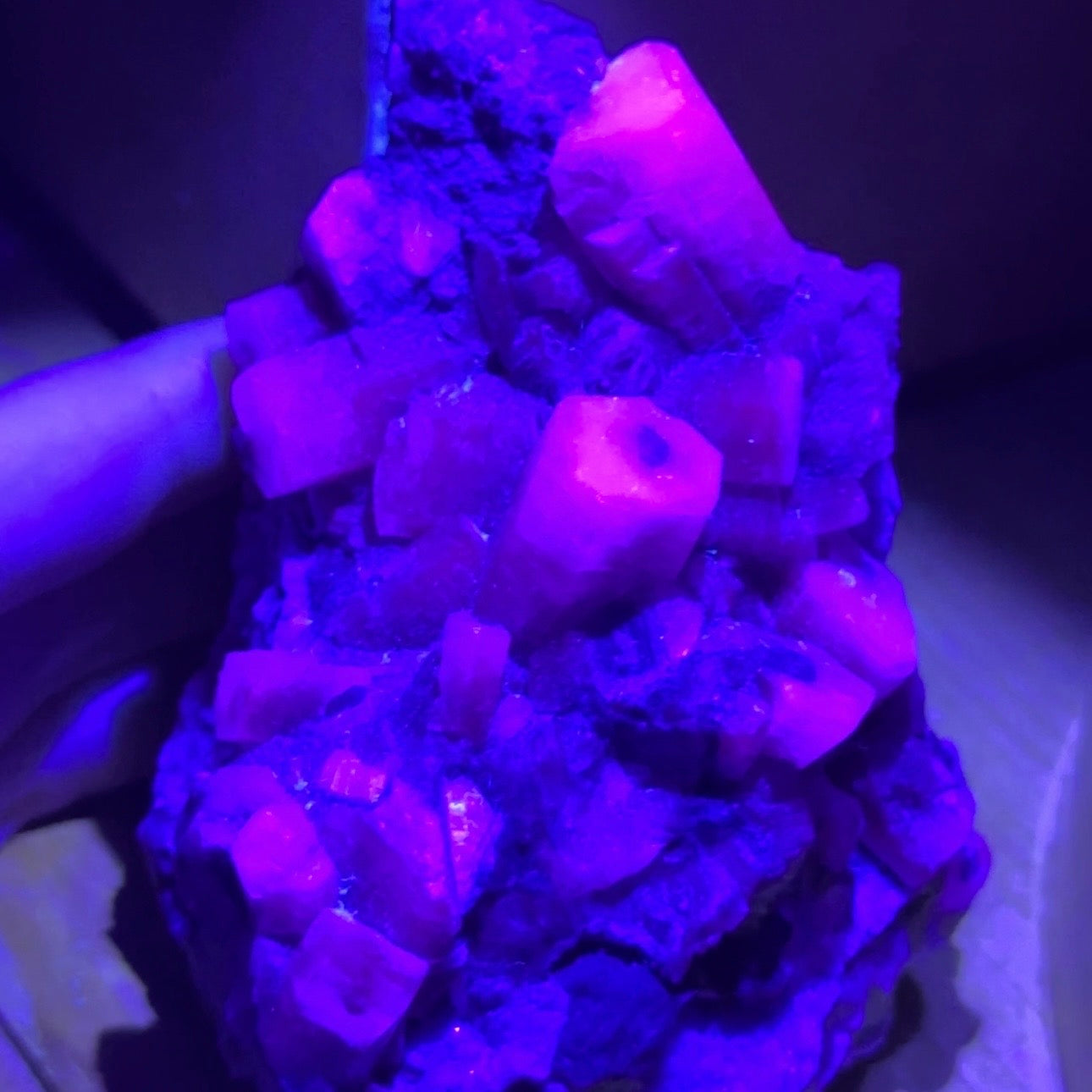 calcite colonnaire UV sur spécimen de quartz drusique B