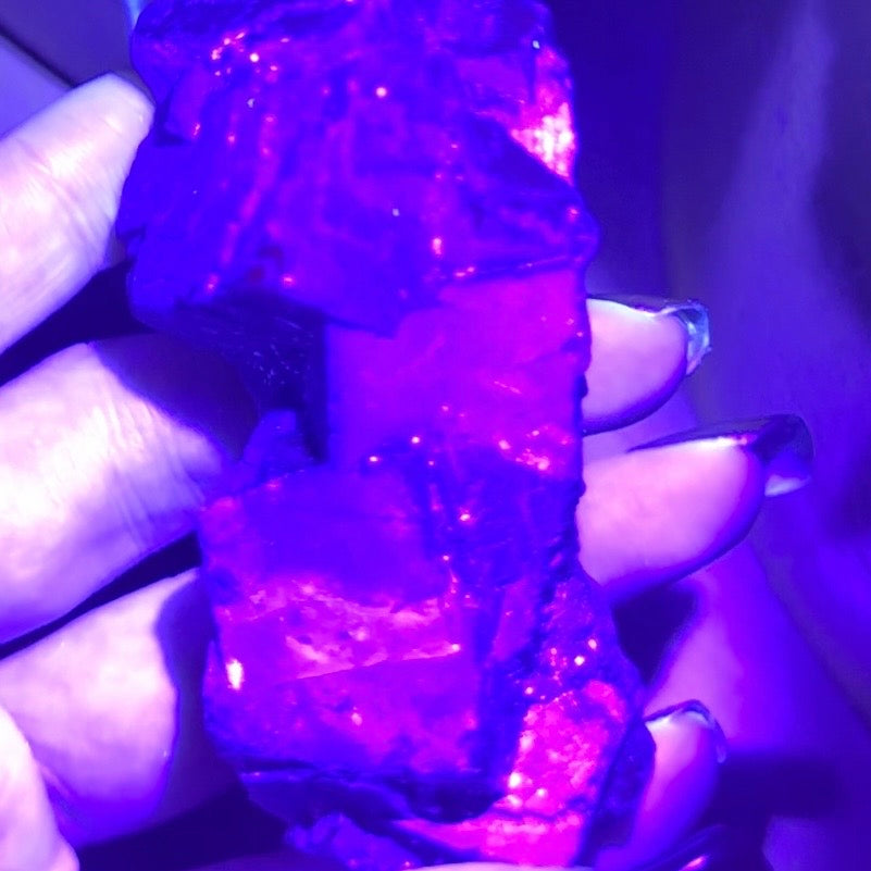 Spécimen de grappe cubique de fluorine rose noire UV