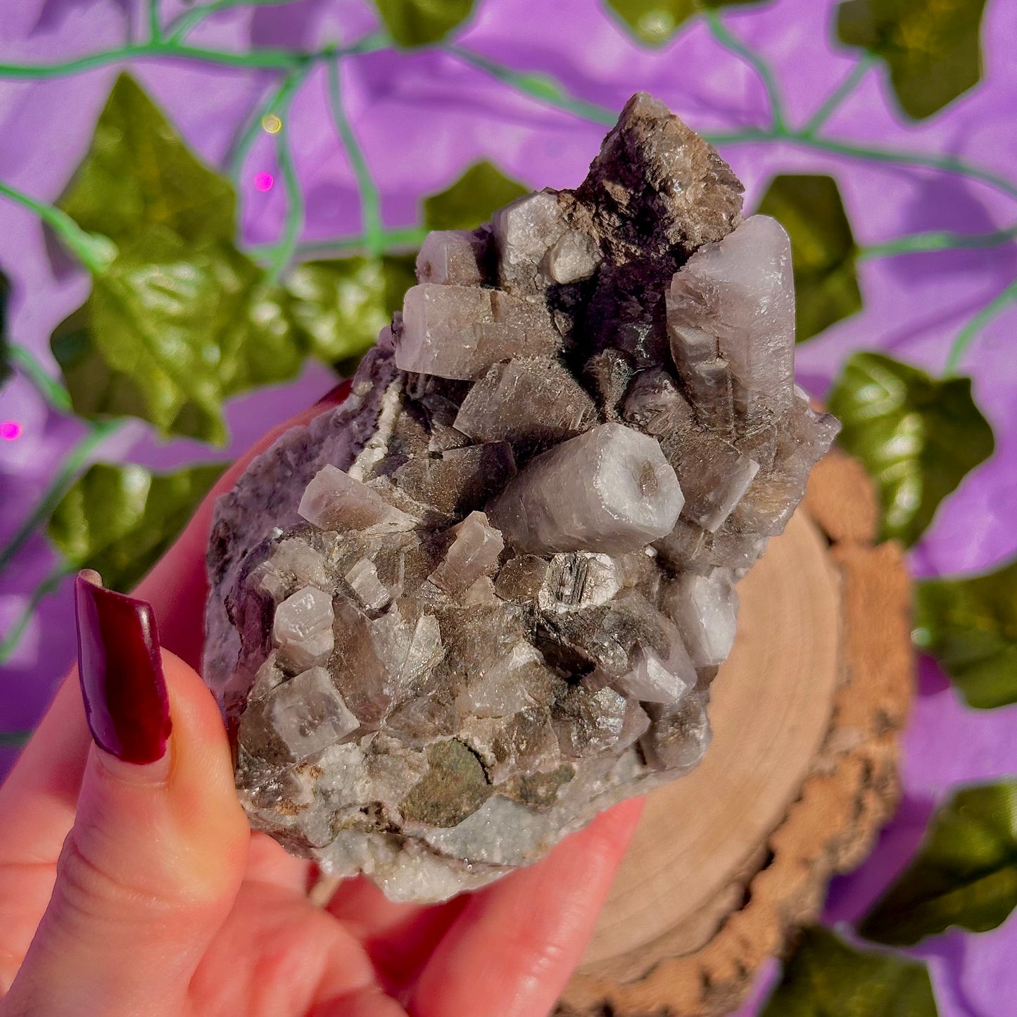 calcite colonnaire UV sur spécimen de quartz drusique B