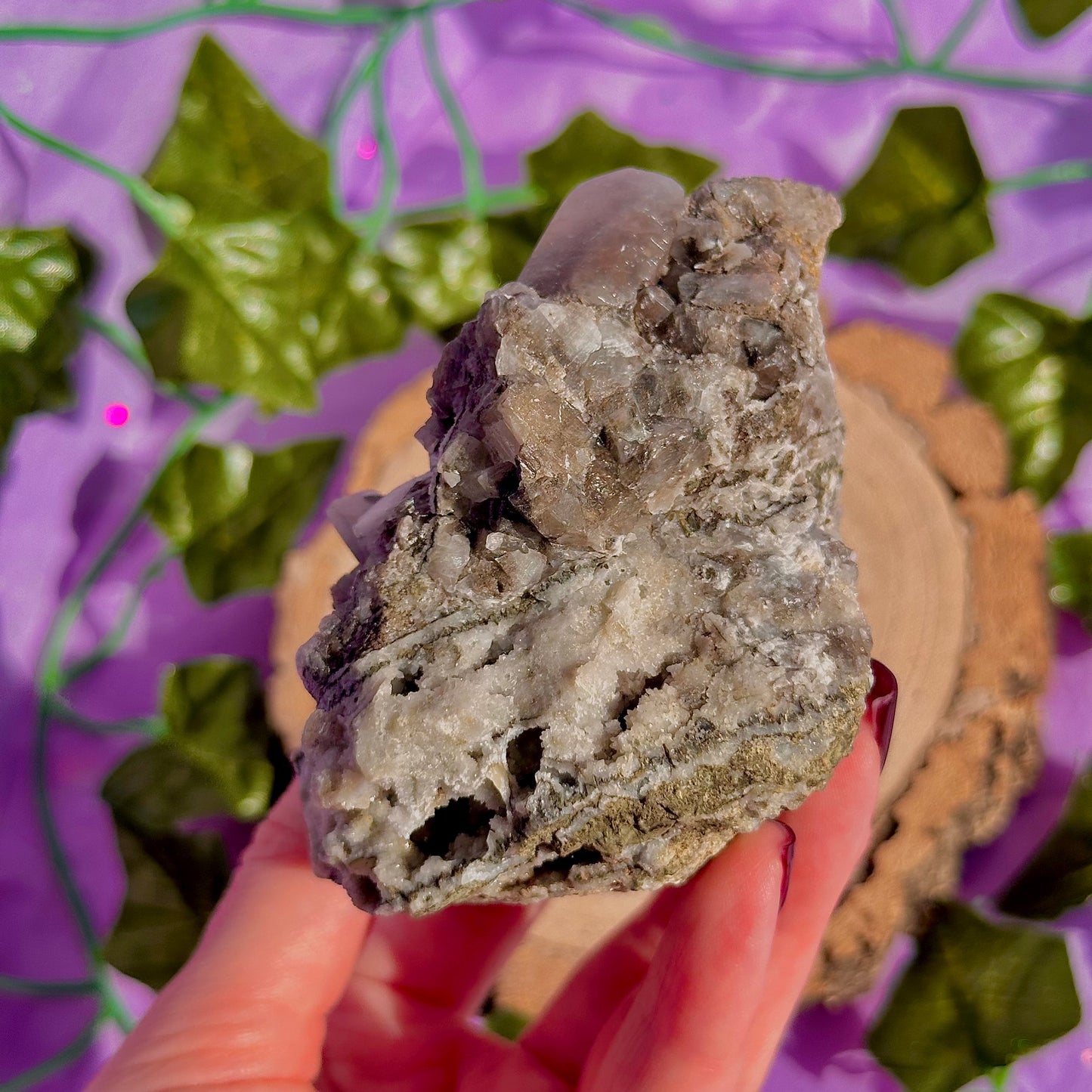 calcite colonnaire UV sur spécimen de quartz drusique B