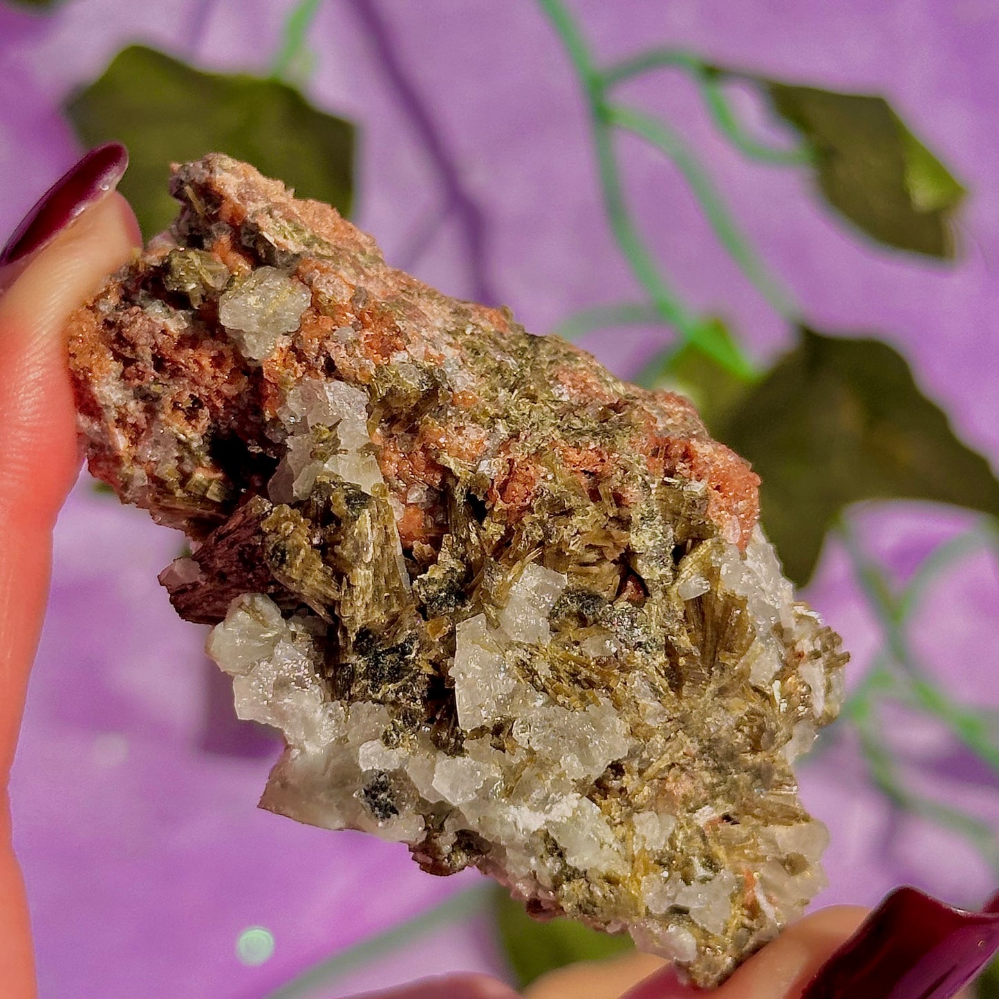 spécimen d'épidote de forêt avec quartz et grenat