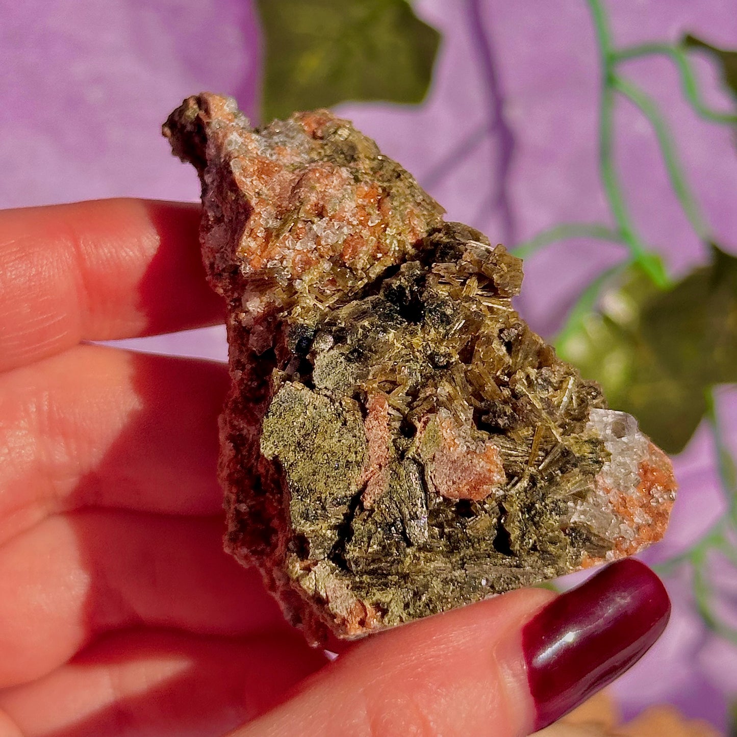 spécimen d'épidote forestière avec de la dolomite UV