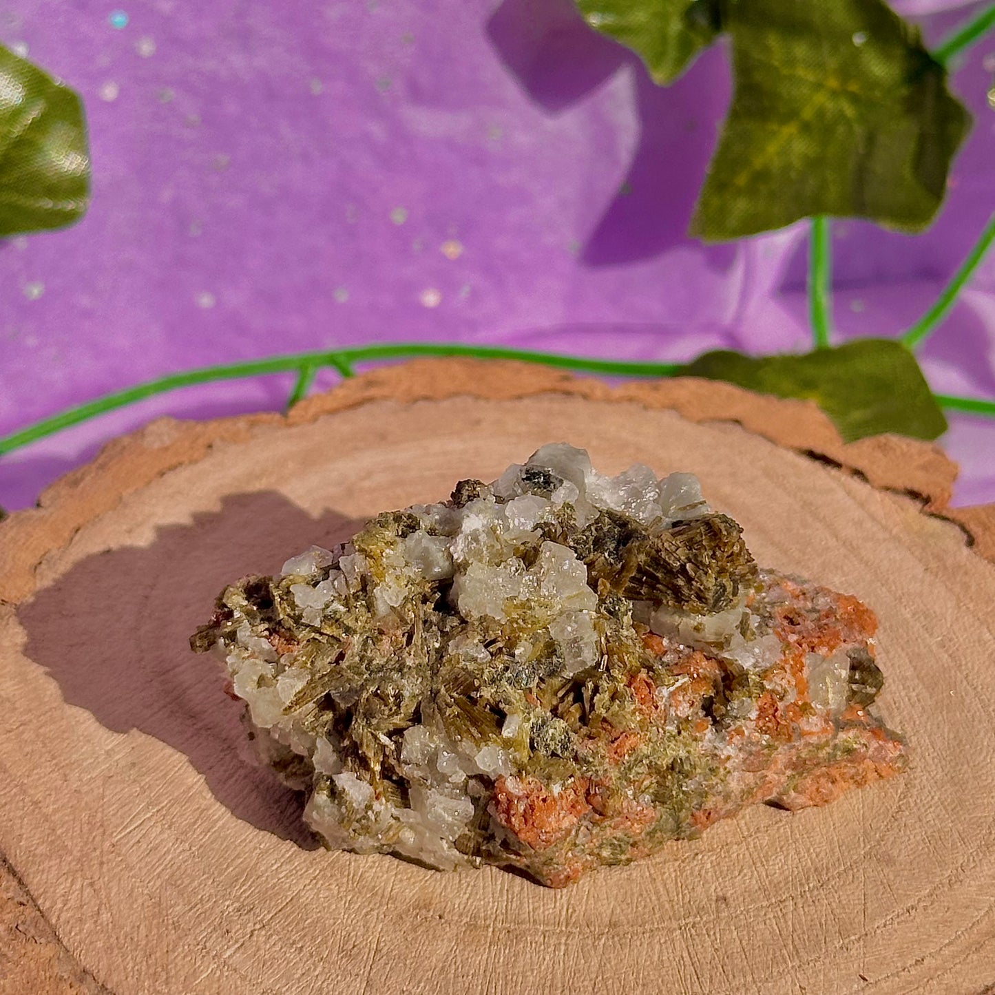spécimen d'épidote de forêt avec quartz et grenat