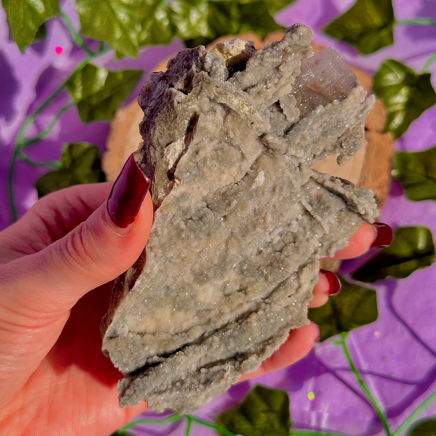 calcite colonnaire UV sur spécimen de quartz drusy D