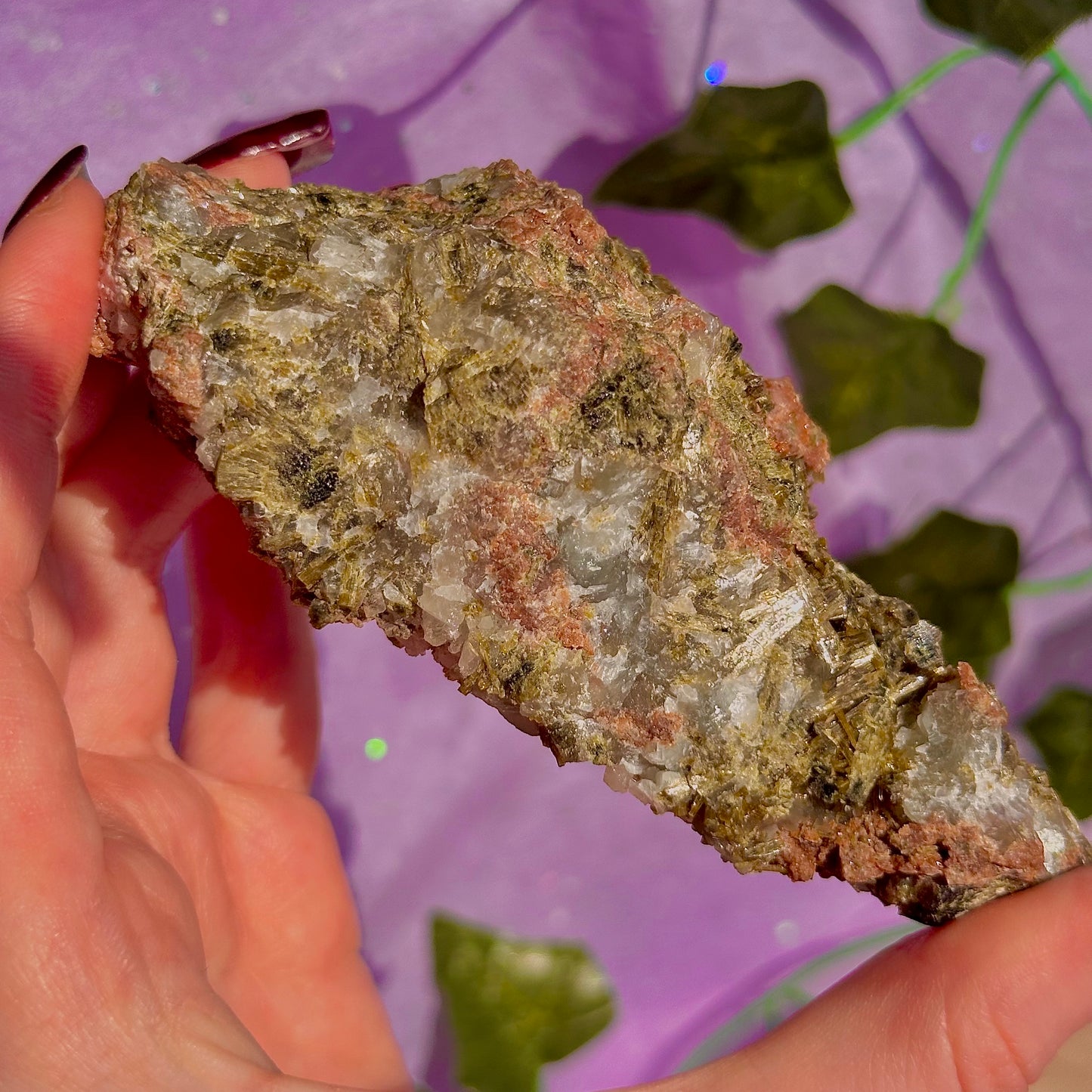 rare spécimen de prehnite, d'épidote forestière et de quartz
