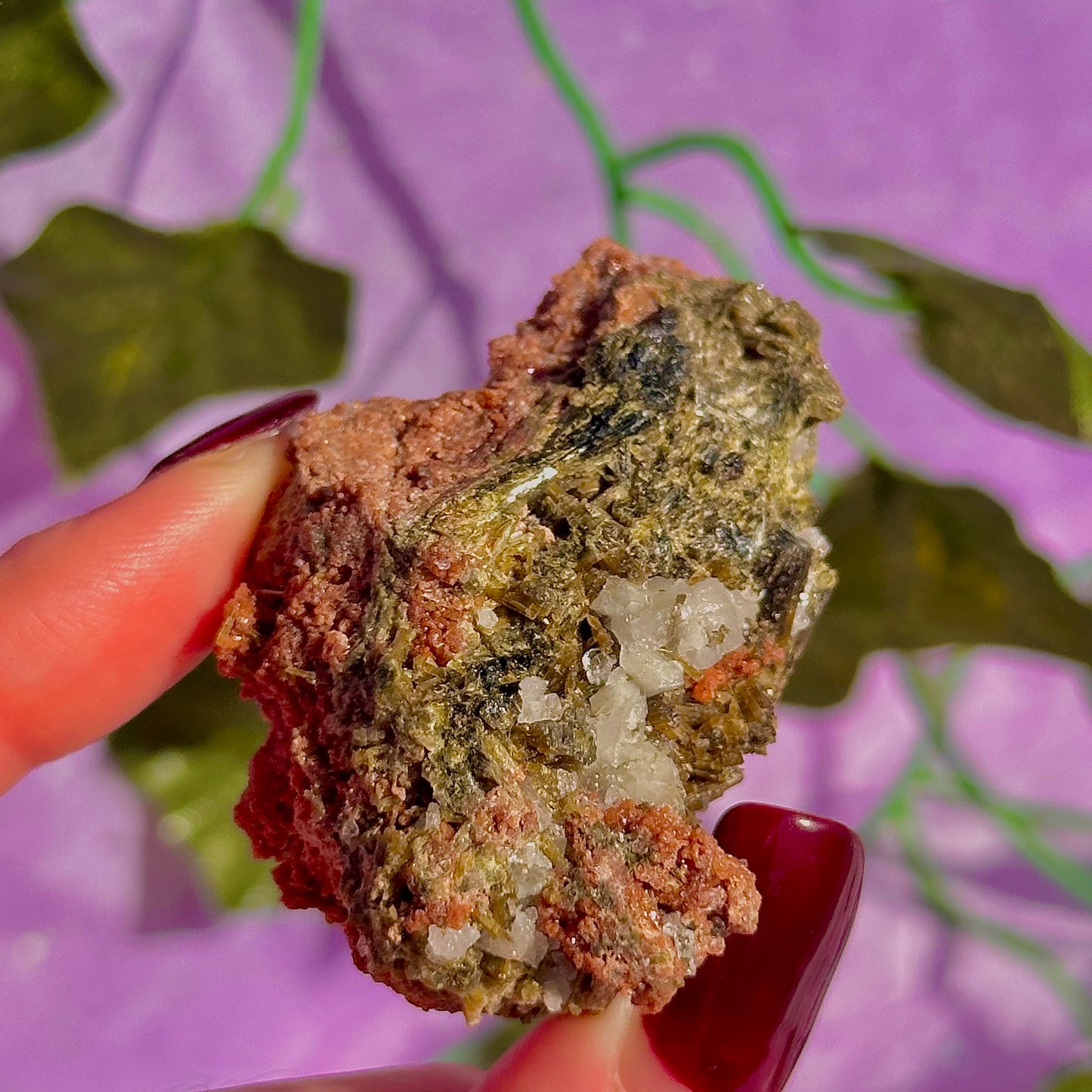 Épidote forêt avec spécimen de quartz