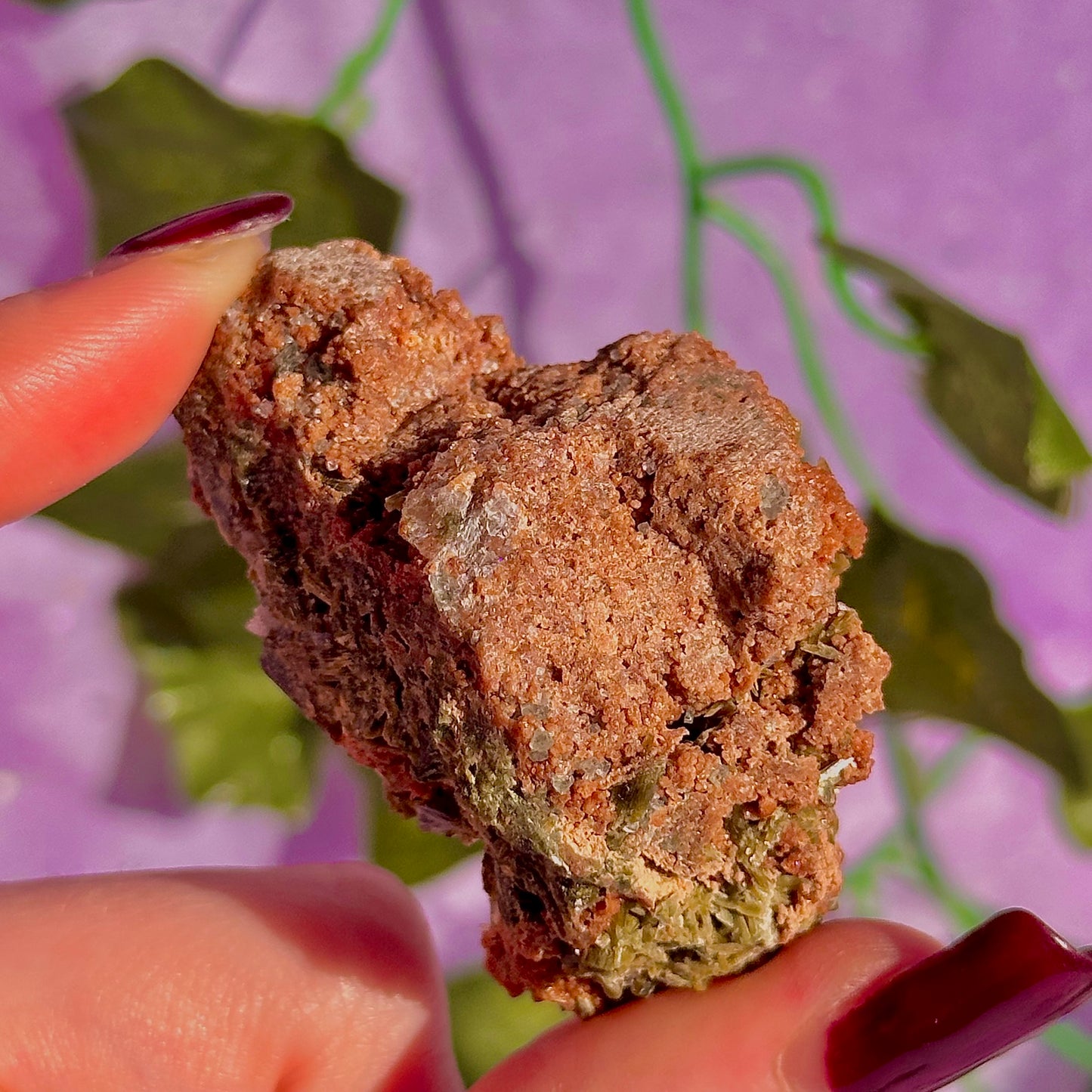 Épidote forêt avec spécimen de quartz