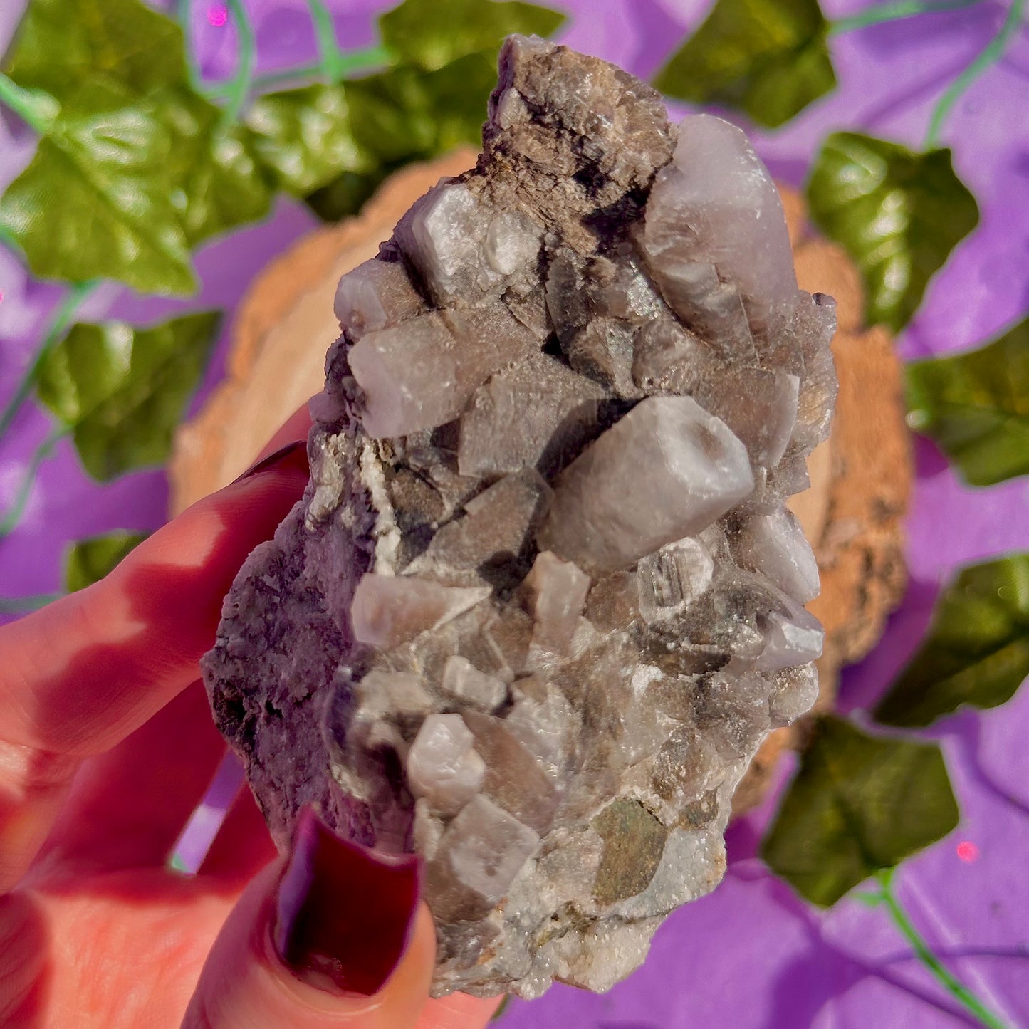 calcite colonnaire UV sur spécimen de quartz drusique B