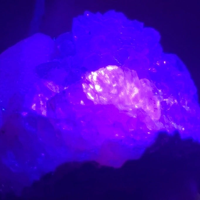 améthyste avec agrégat de calcite UV