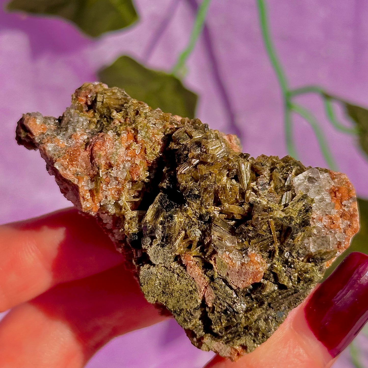 spécimen d'épidote forestière avec de la dolomite UV