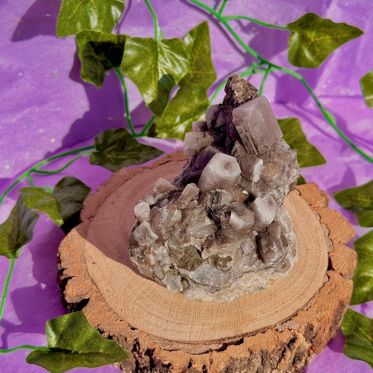 calcite colonnaire UV sur spécimen de quartz drusique B