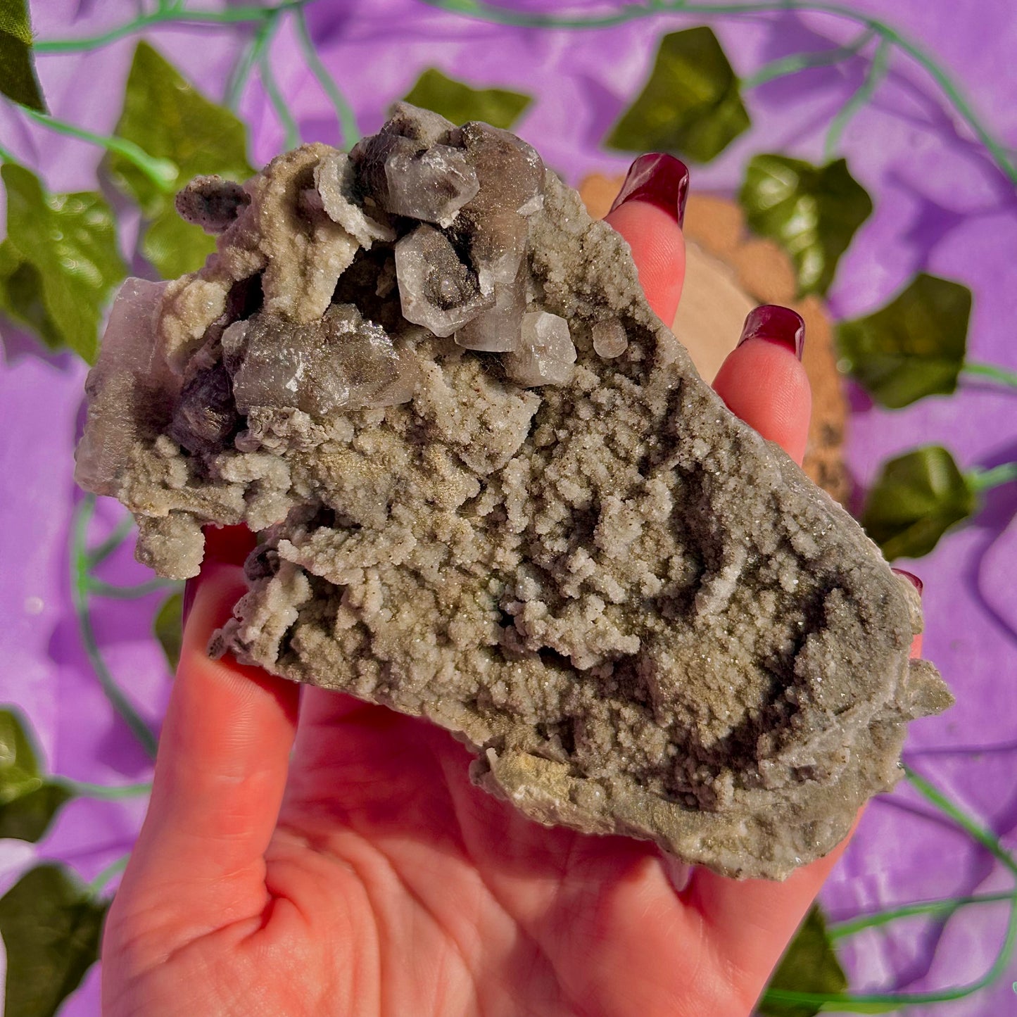 calcite colonnaire UV sur spécimen de quartz drusy D