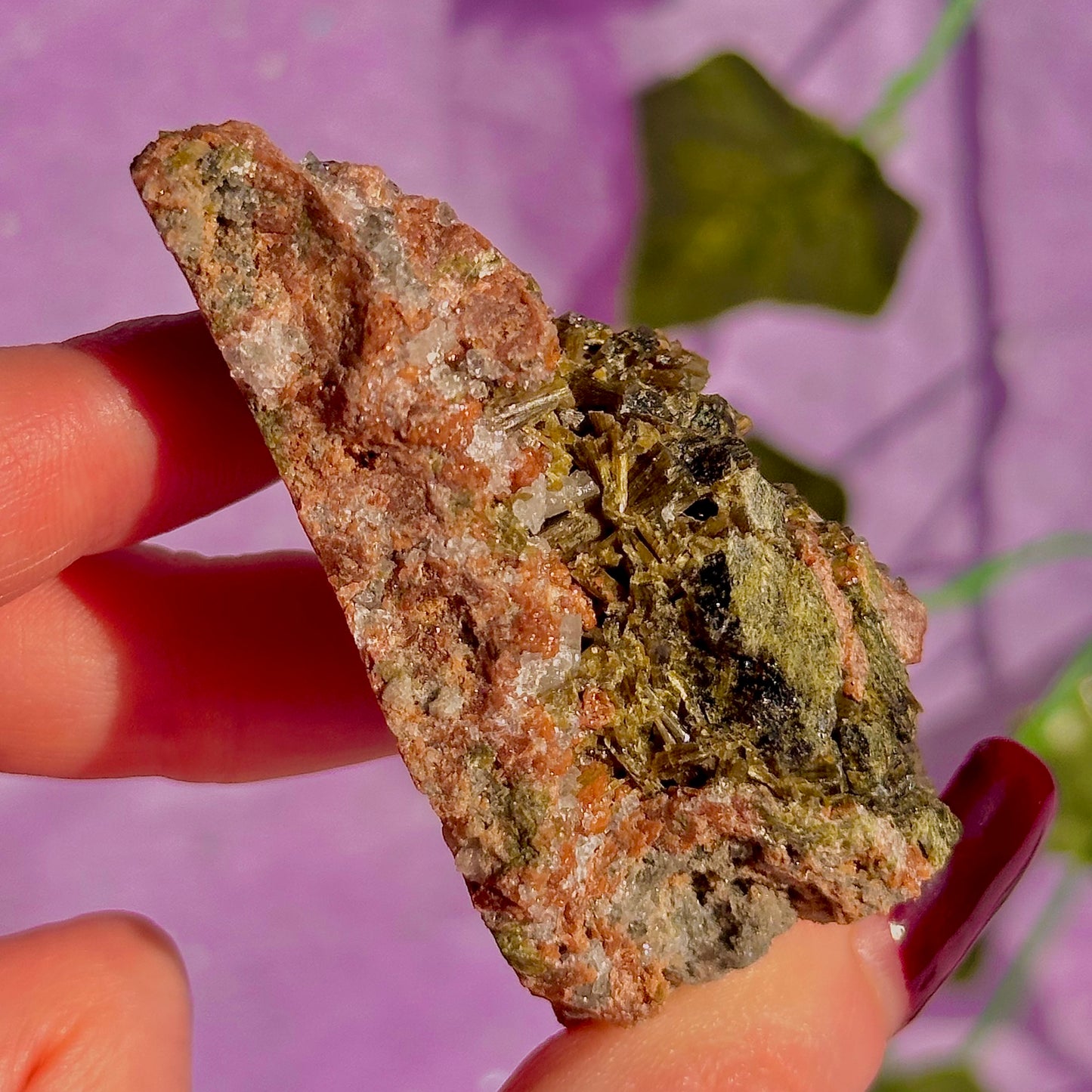 spécimen d'épidote forestière avec de la dolomite UV