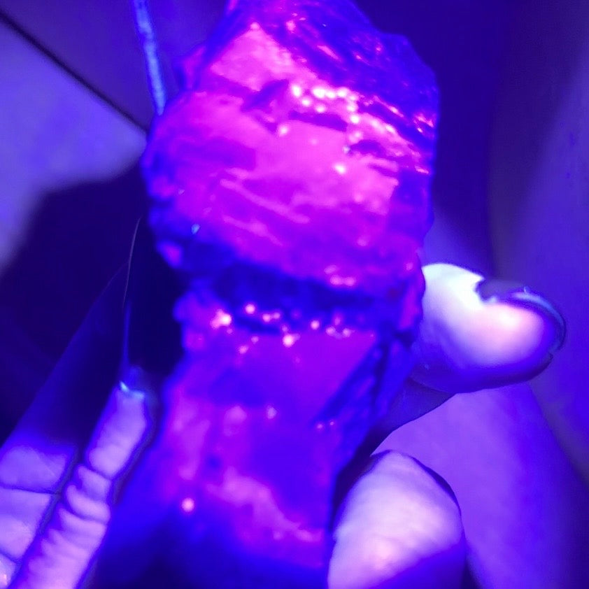 Spécimen de grappe cubique de fluorine rose noire UV