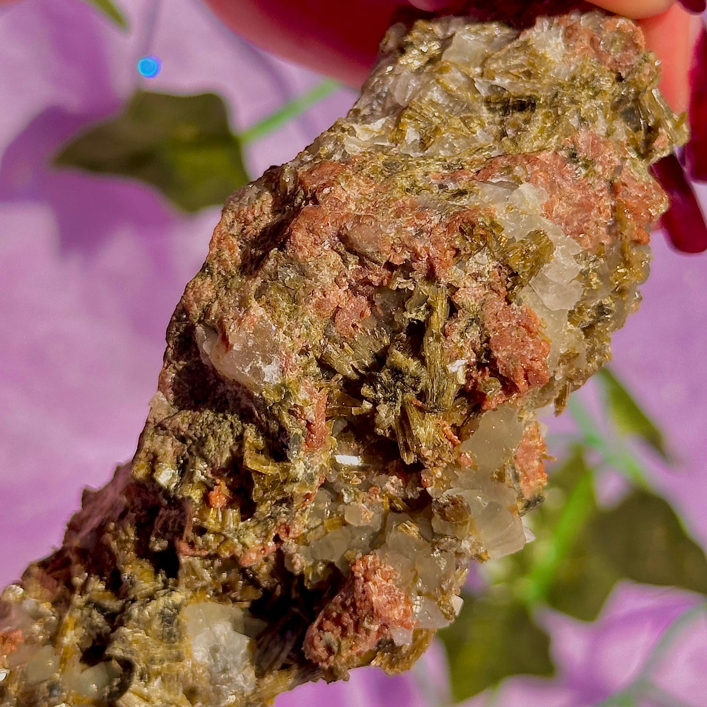 rare spécimen de prehnite, d'épidote forestière et de quartz