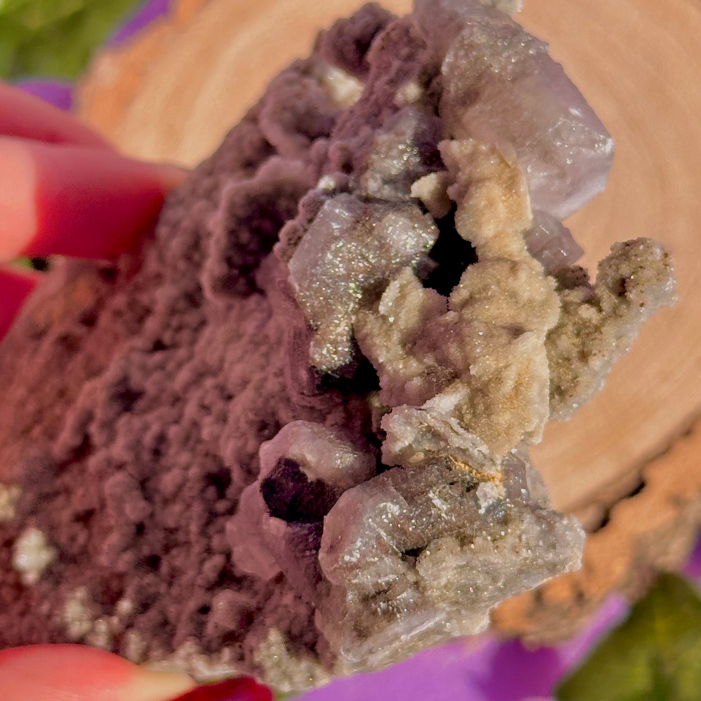 calcite colonnaire UV sur spécimen de quartz drusy D