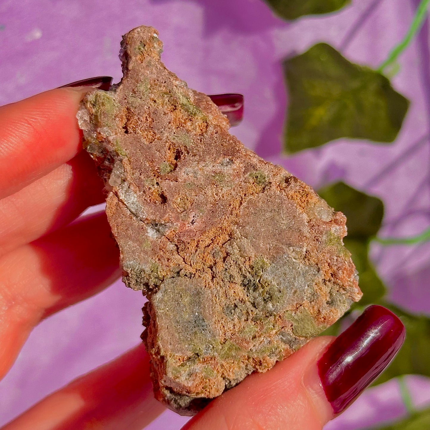spécimen d'épidote forestière avec de la dolomite UV