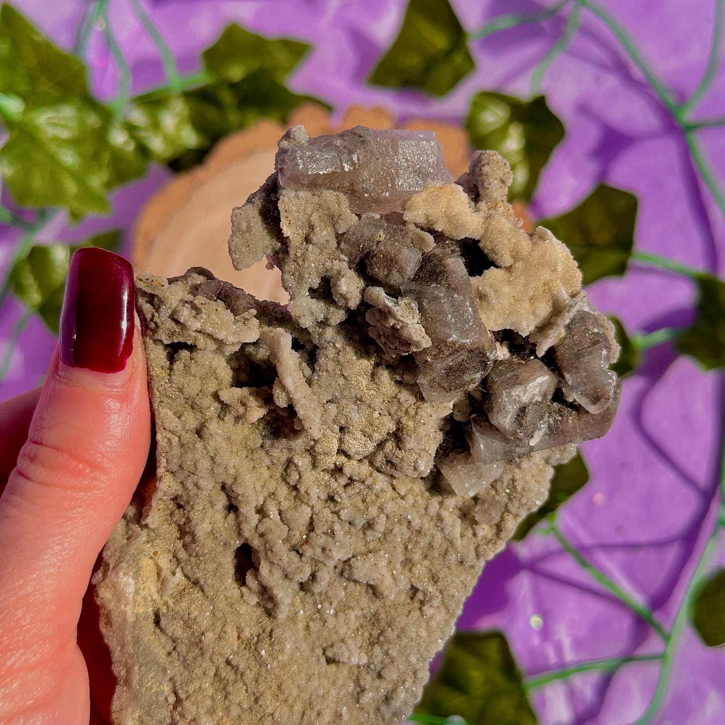 calcite colonnaire UV sur spécimen de quartz drusy D