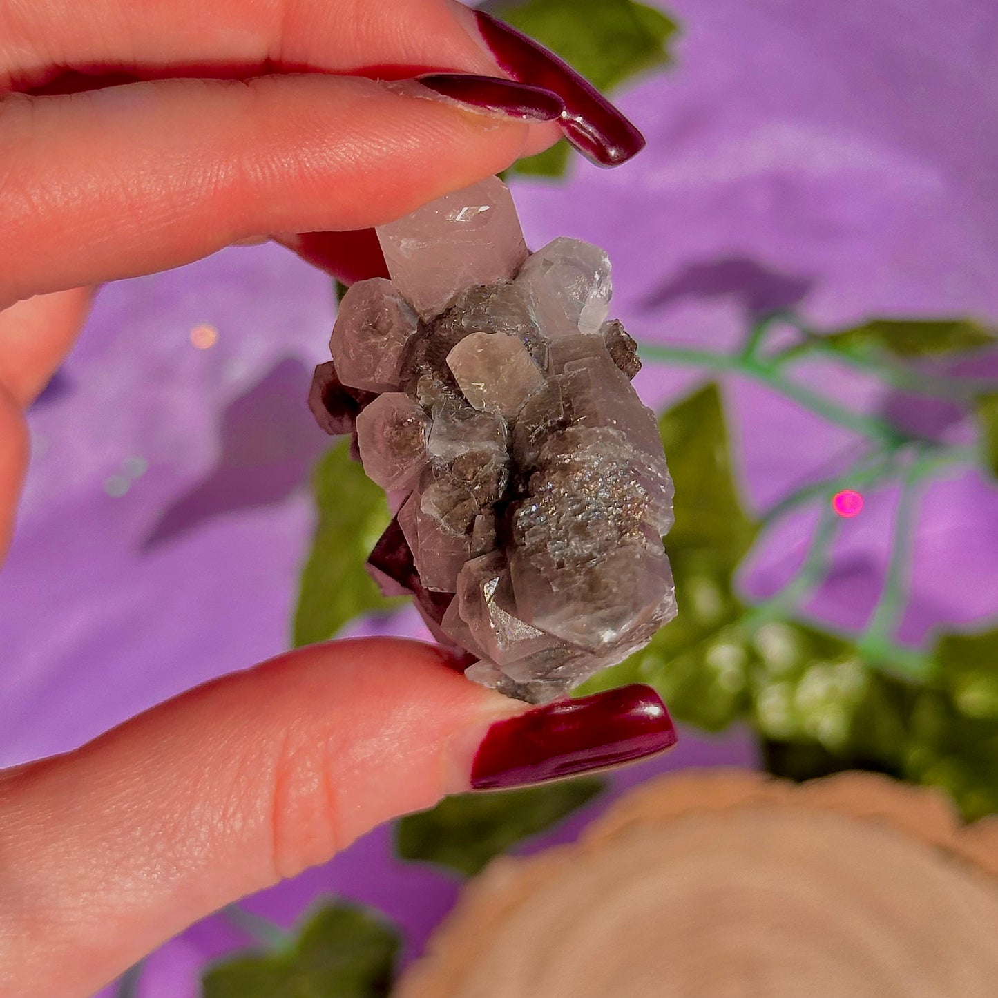 spécimen de calcite colonnaire UV sur quartz drusique A