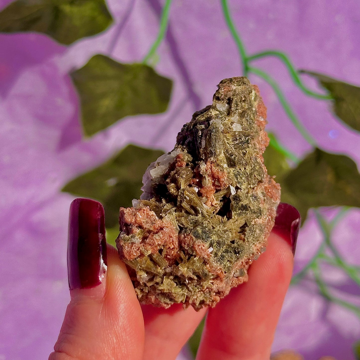 Épidote forêt avec spécimen de quartz