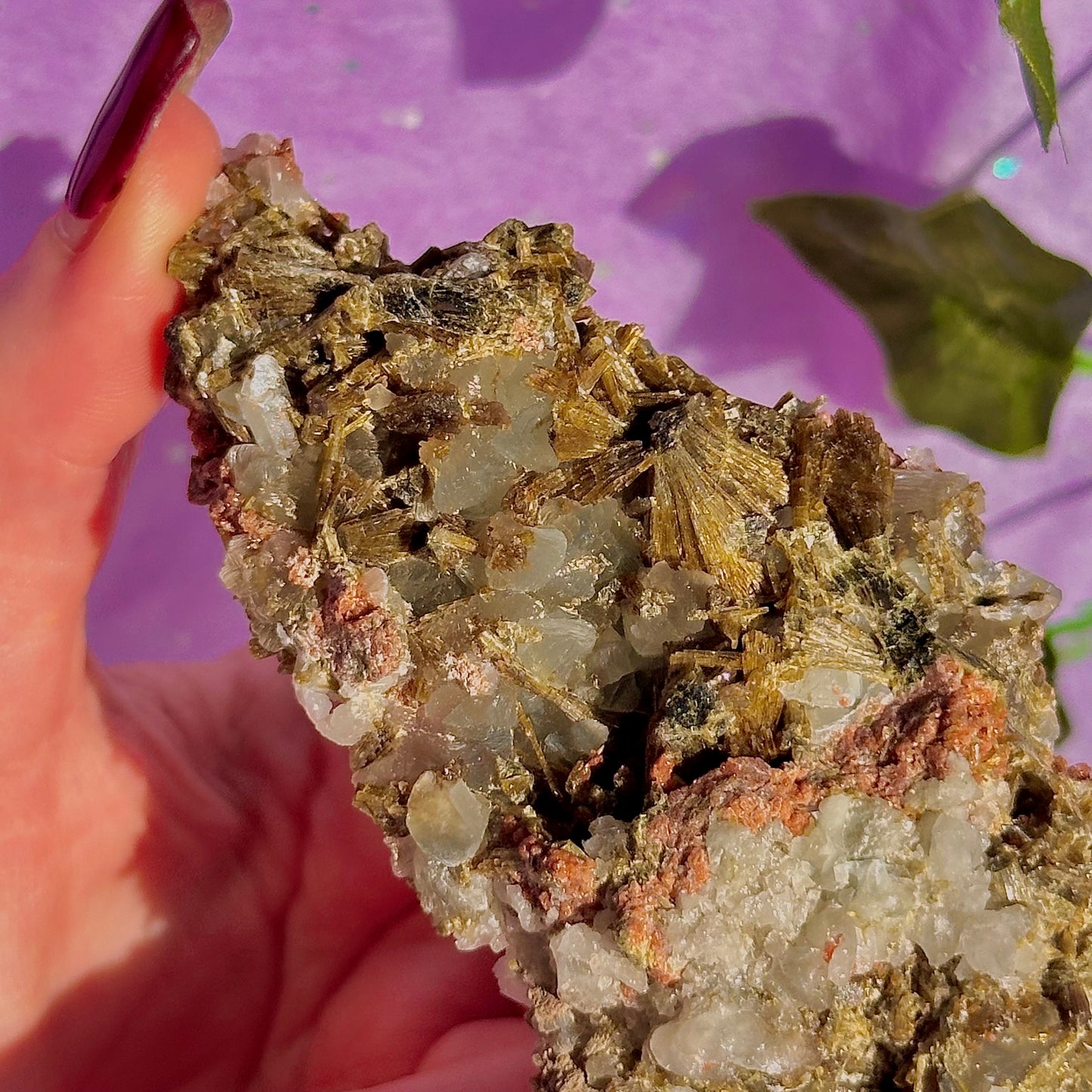 rare spécimen de prehnite, d'épidote forestière et de quartz