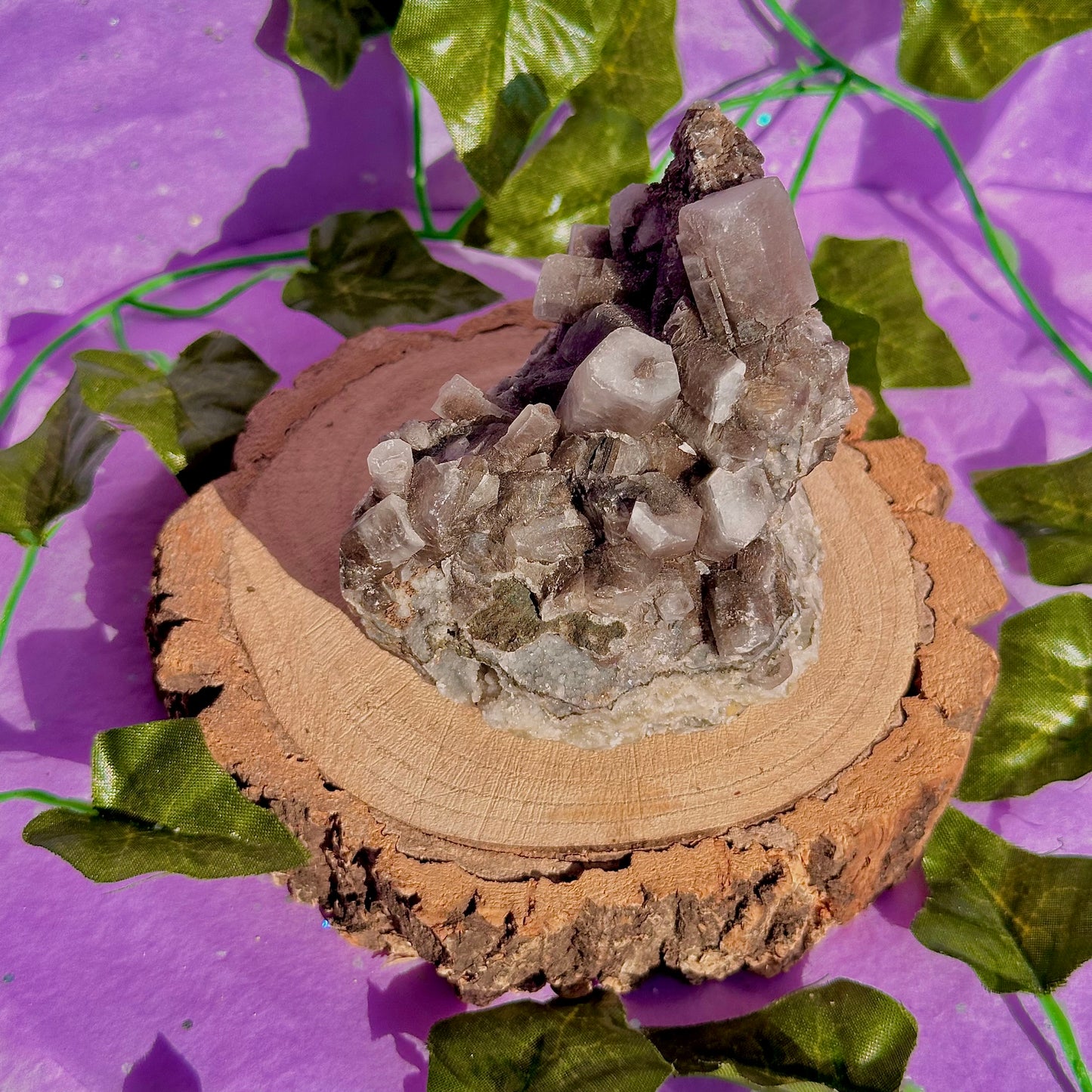calcite colonnaire UV sur spécimen de quartz drusique B