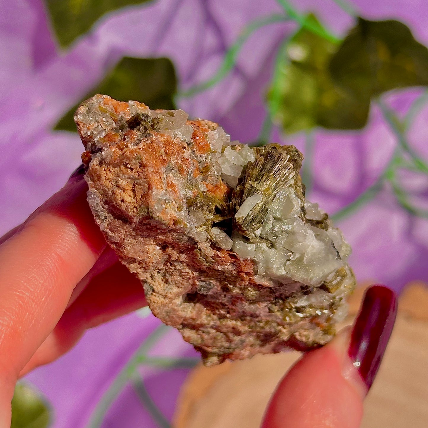 spécimen d'épidote de forêt avec quartz et grenat