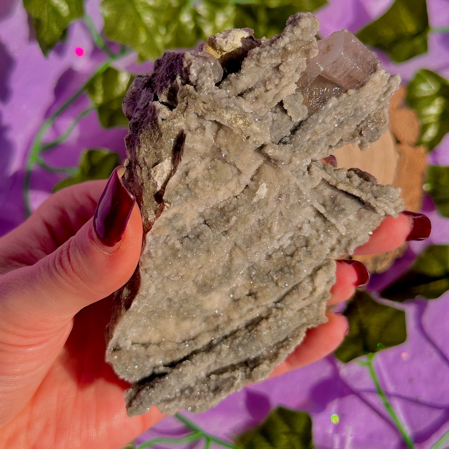 calcite colonnaire UV sur spécimen de quartz drusy D