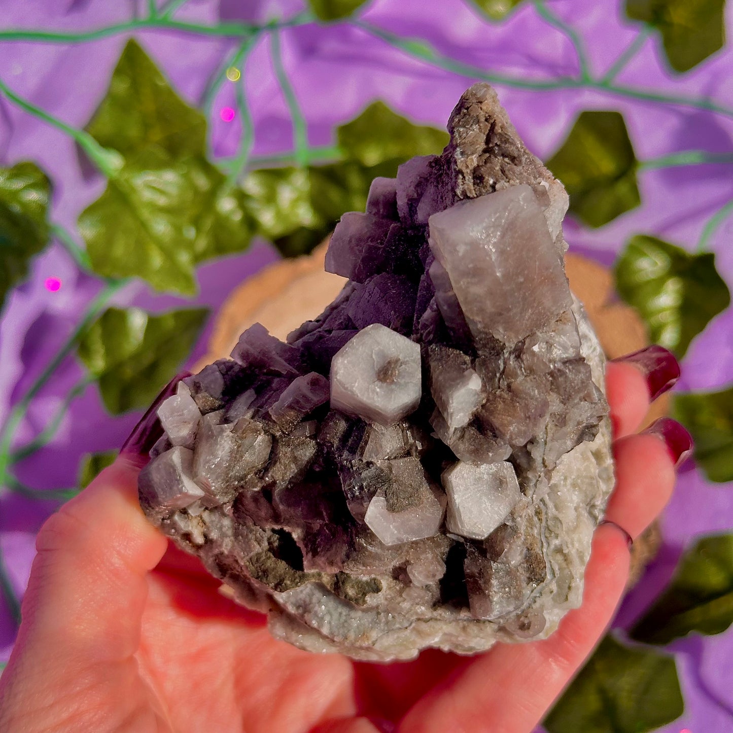 calcite colonnaire UV sur spécimen de quartz drusique B