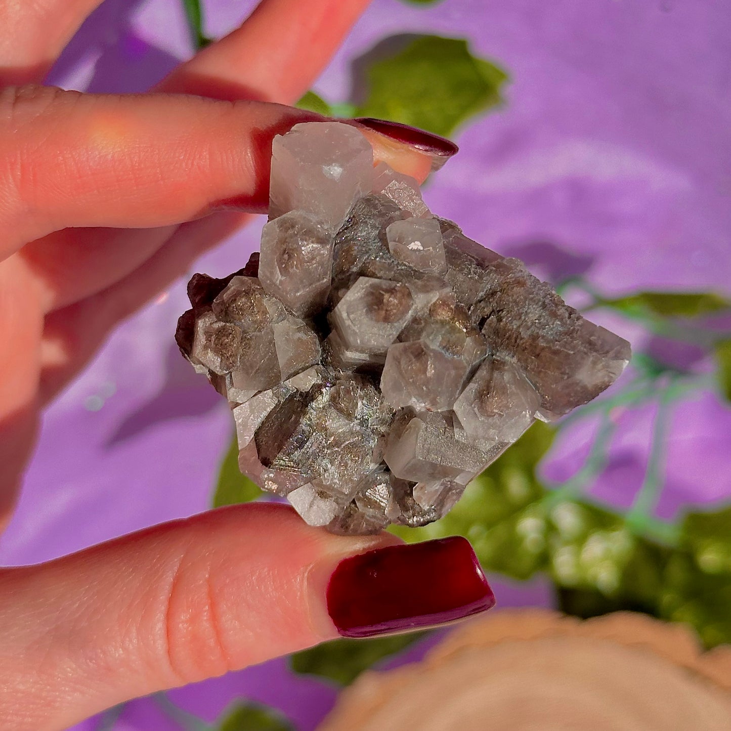 spécimen de calcite colonnaire UV sur quartz drusique A