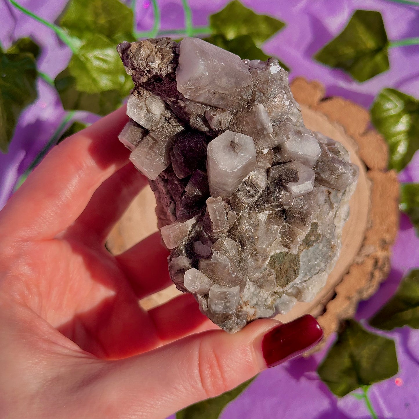 calcite colonnaire UV sur spécimen de quartz drusique B