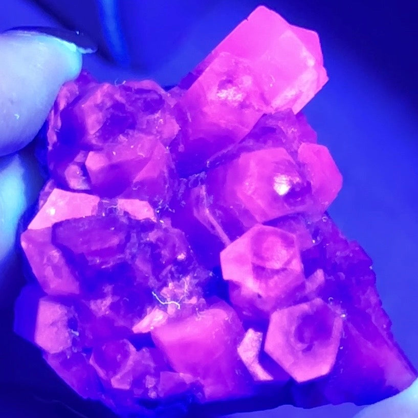 spécimen de calcite colonnaire UV sur quartz drusique A