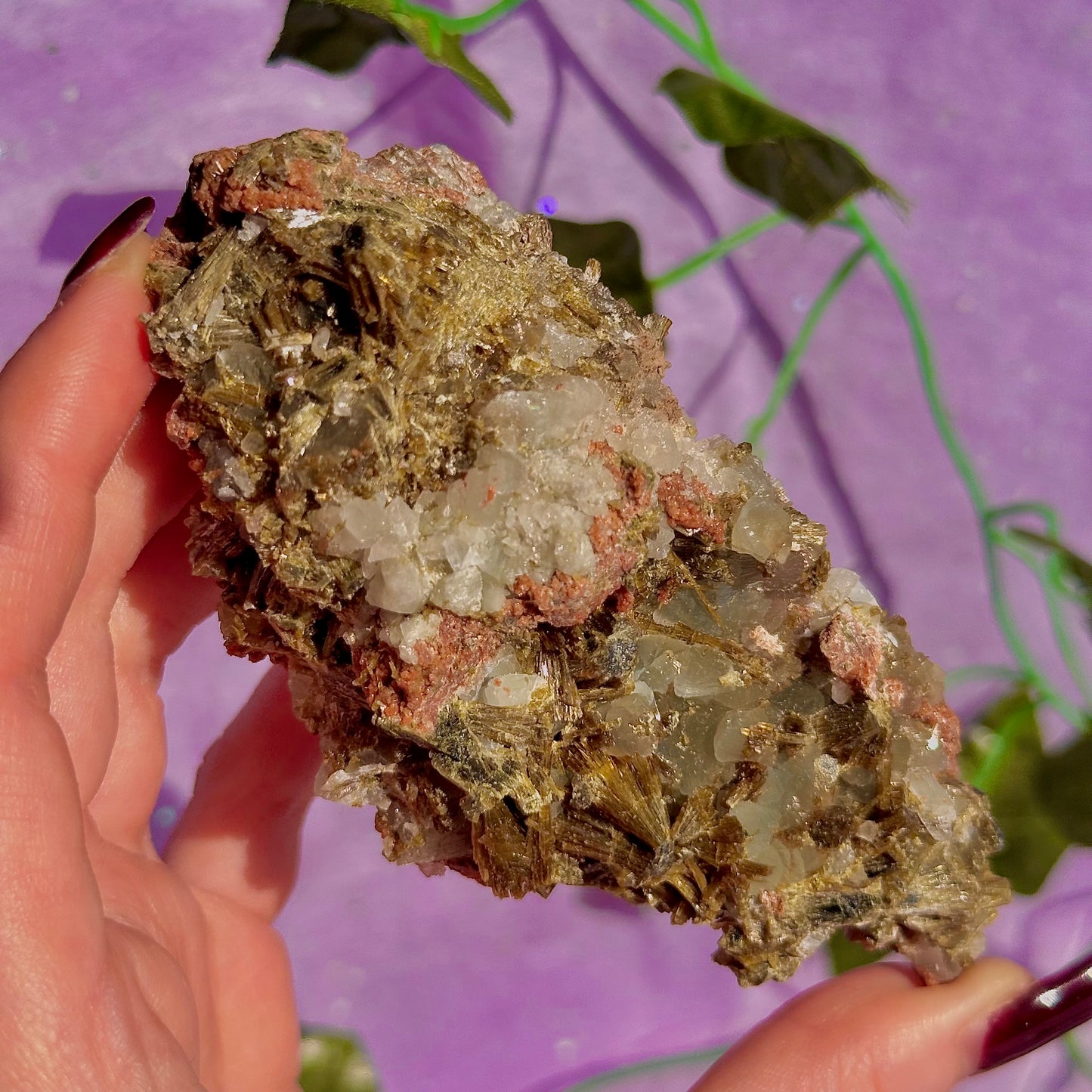 rare spécimen de prehnite, d'épidote forestière et de quartz