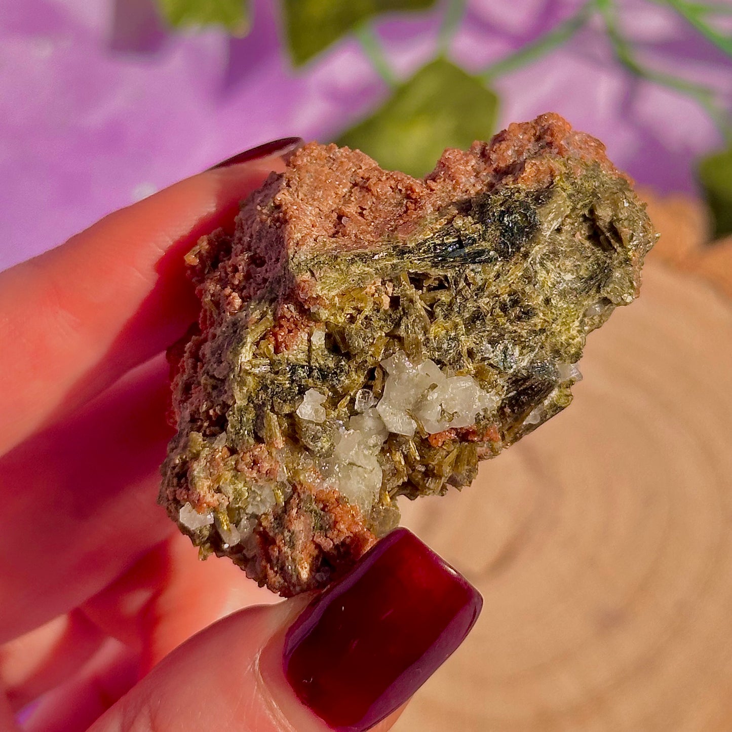 Épidote forêt avec spécimen de quartz