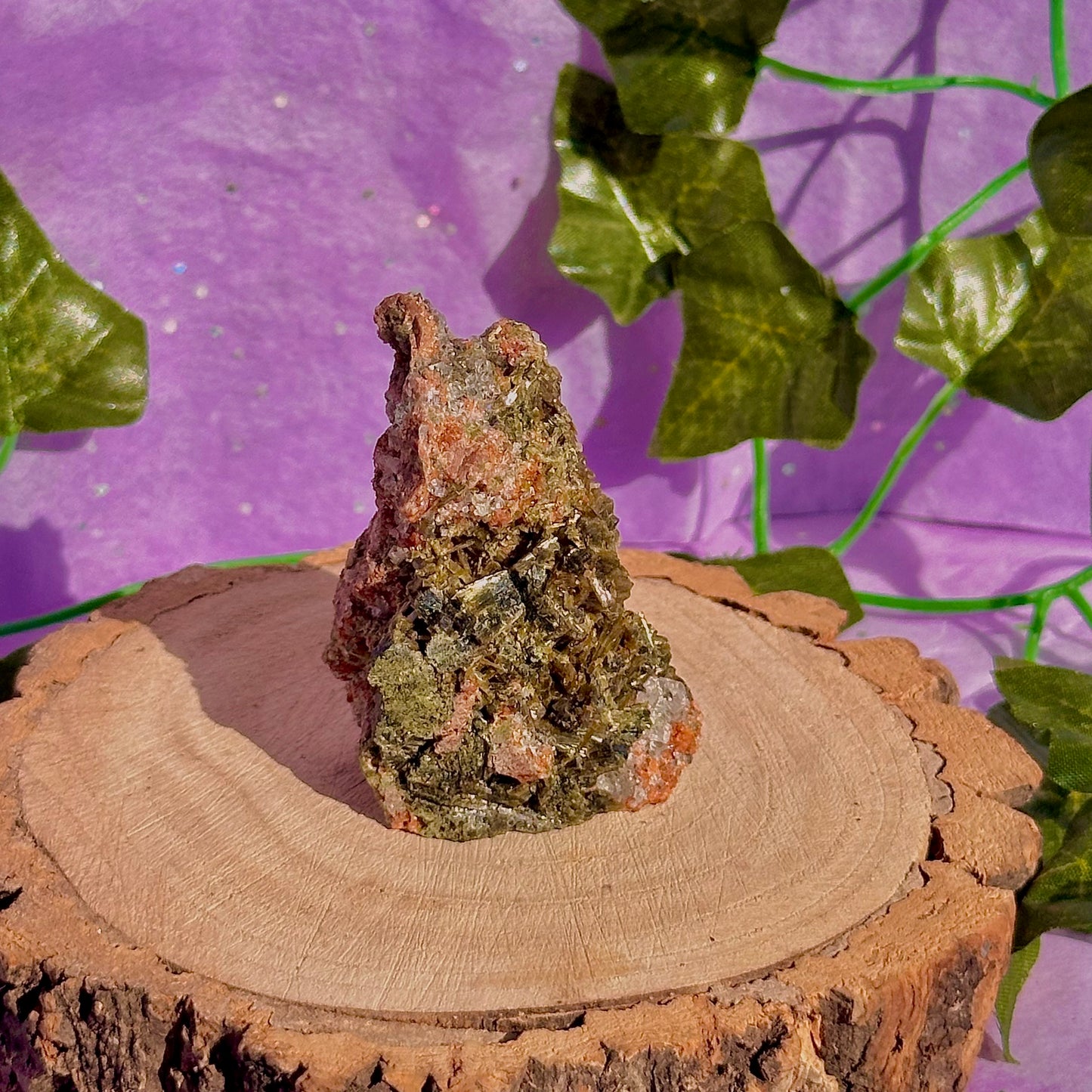 spécimen d'épidote forestière avec de la dolomite UV