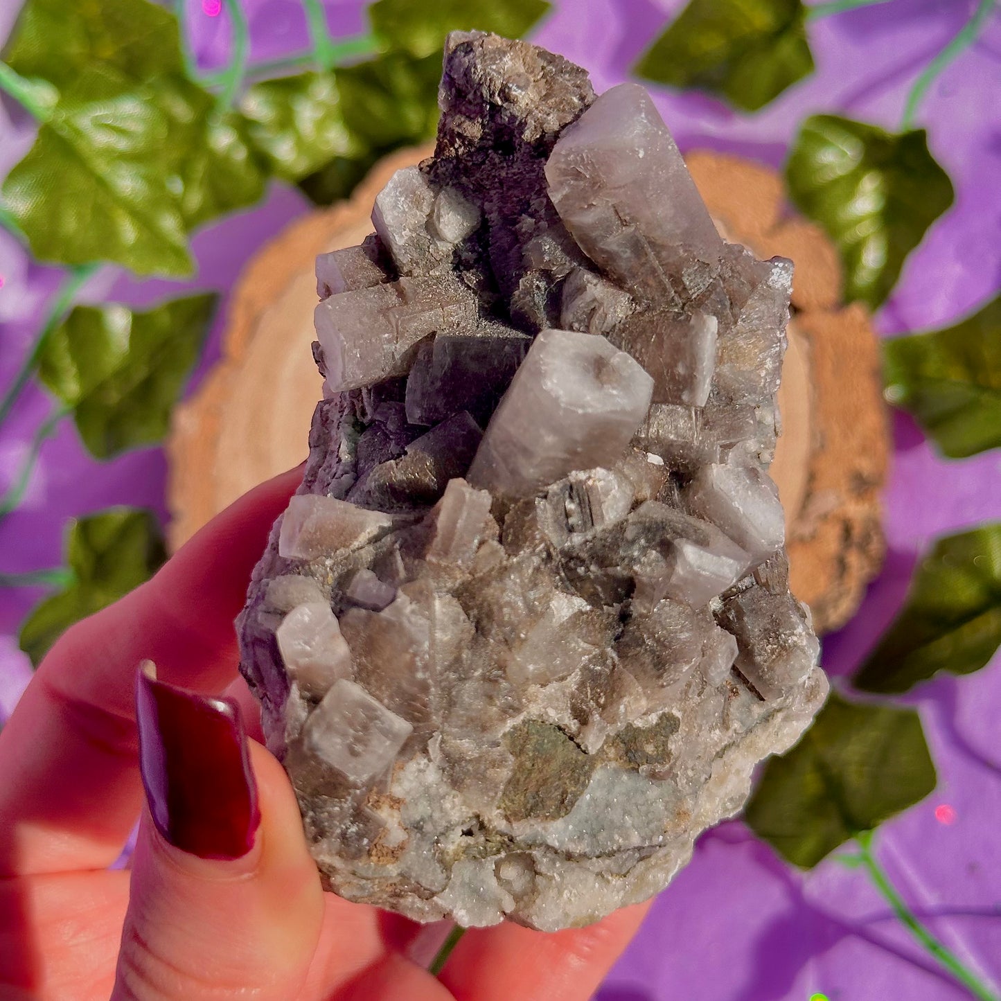calcite colonnaire UV sur spécimen de quartz drusique B