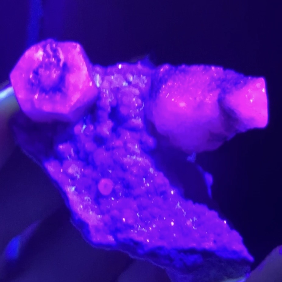 spécimen C de calcite colonnaire UV sur quartz drusique