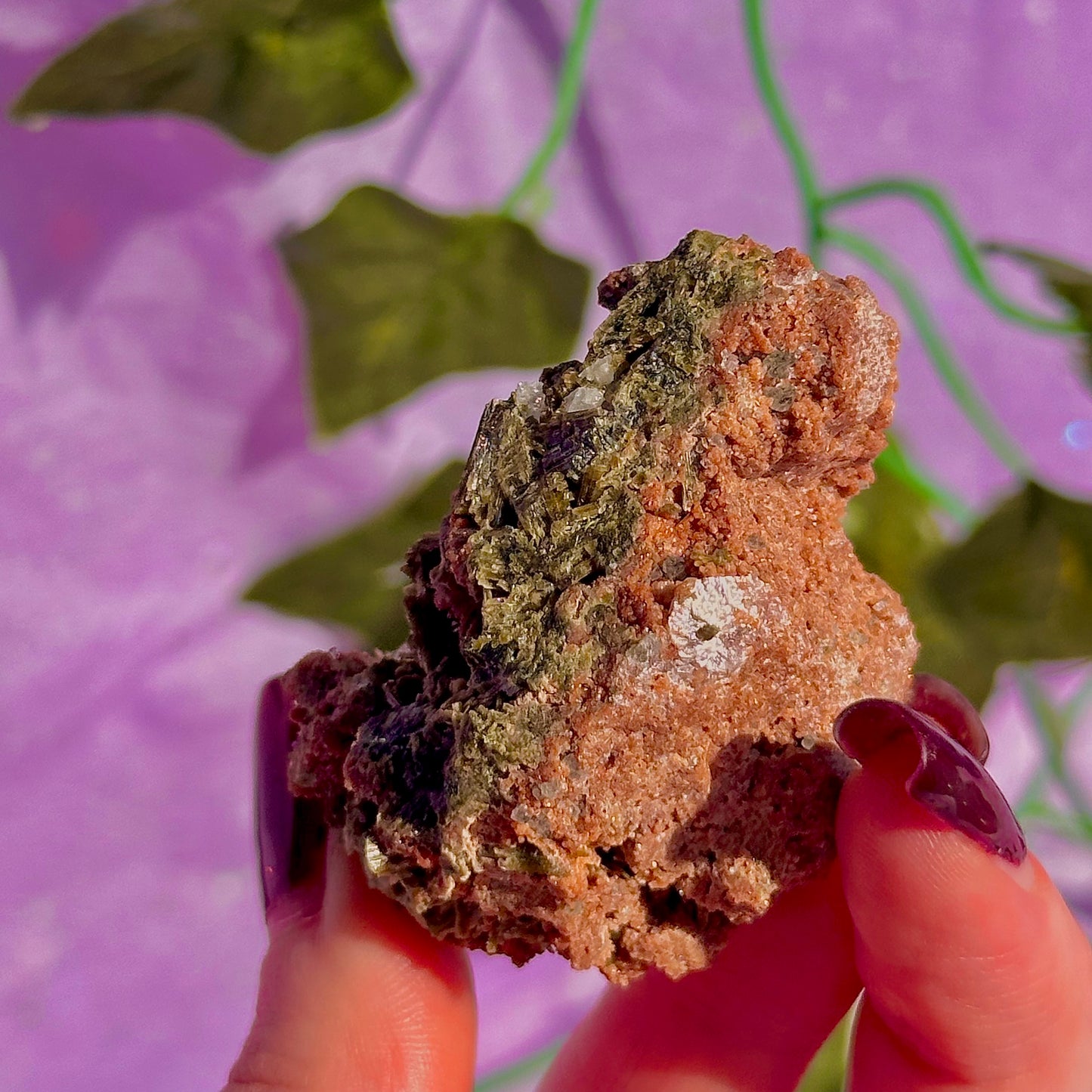 Épidote forêt avec spécimen de quartz