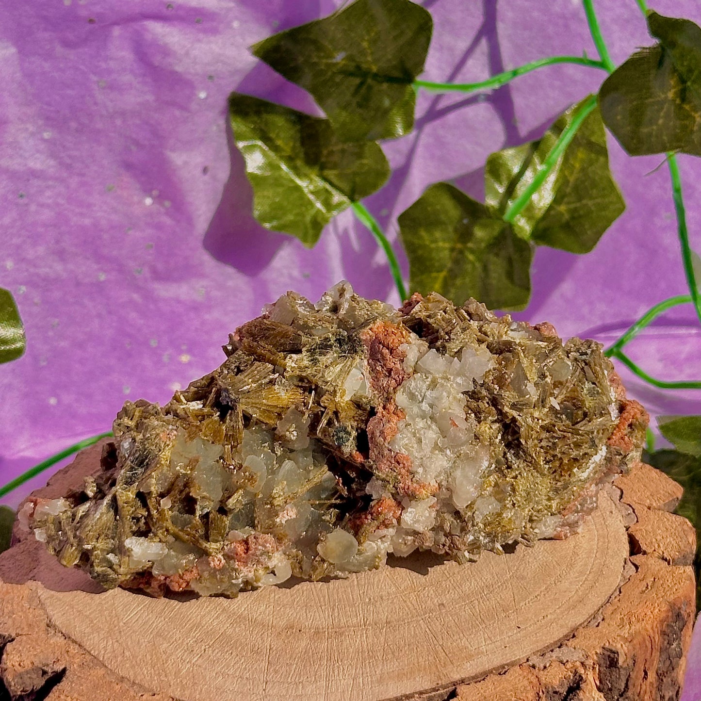 rare spécimen de prehnite, d'épidote forestière et de quartz