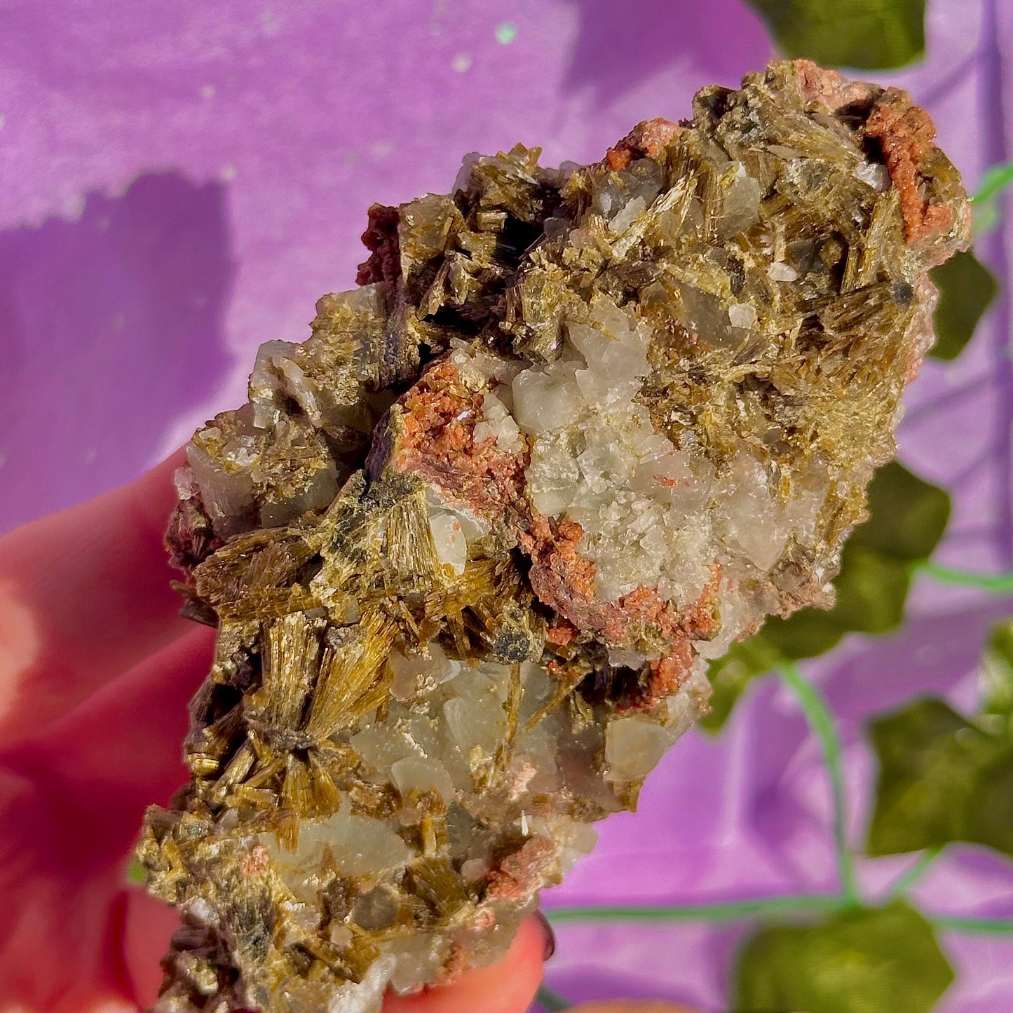 rare spécimen de prehnite, d'épidote forestière et de quartz
