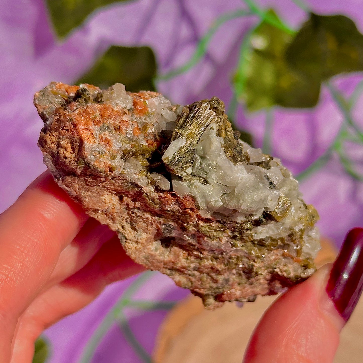 spécimen d'épidote de forêt avec quartz et grenat