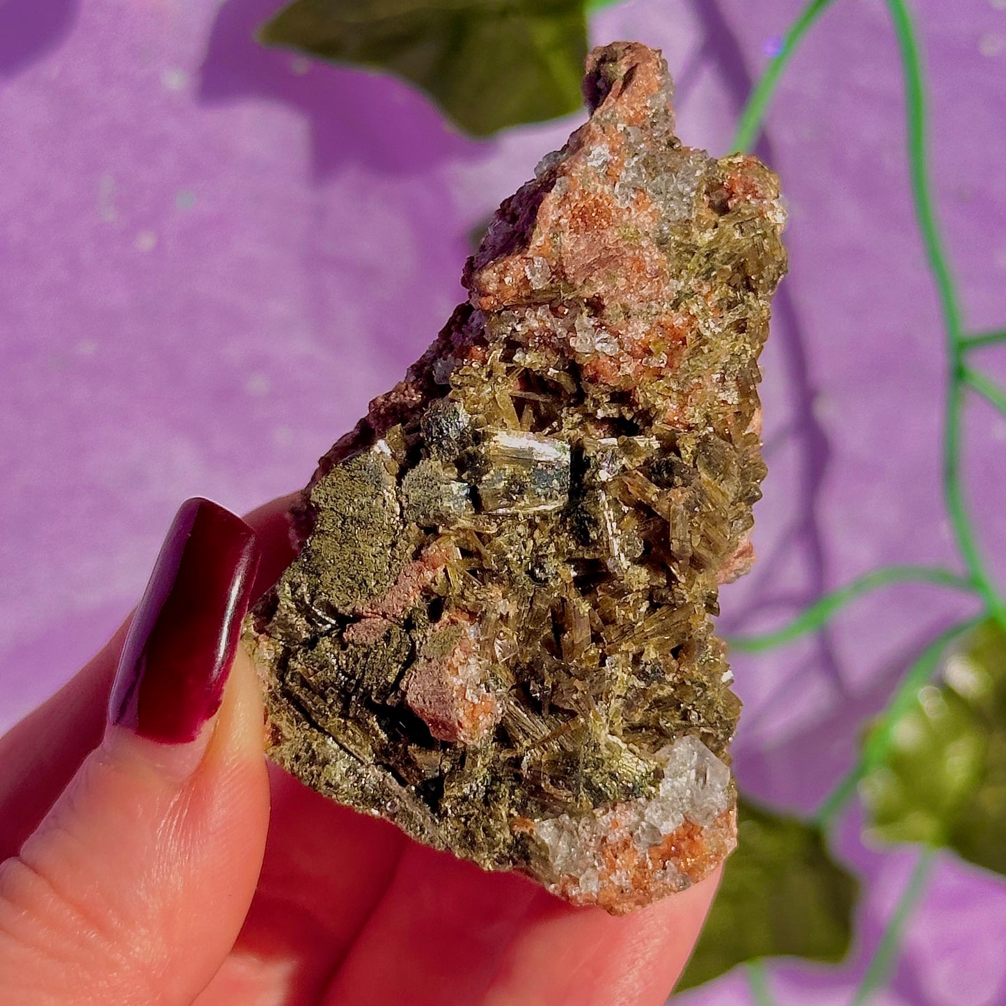 spécimen d'épidote forestière avec de la dolomite UV